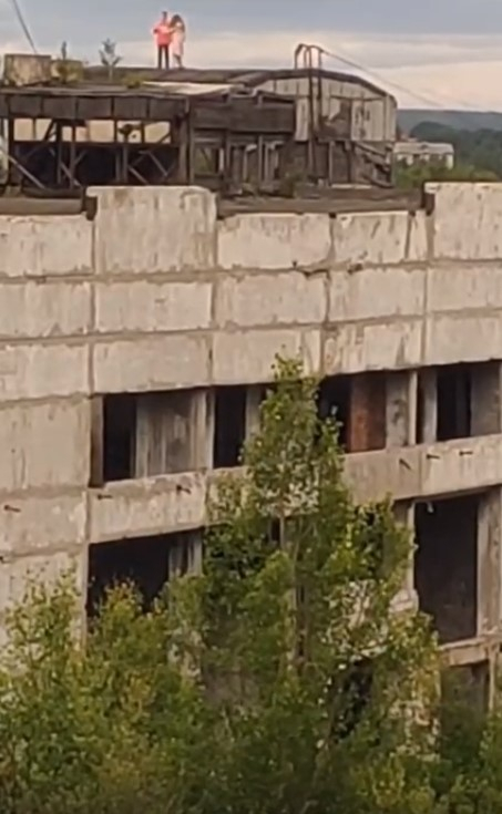 В Сыктывкаре подростки танцевали на крыше заброшенного здания (видео)