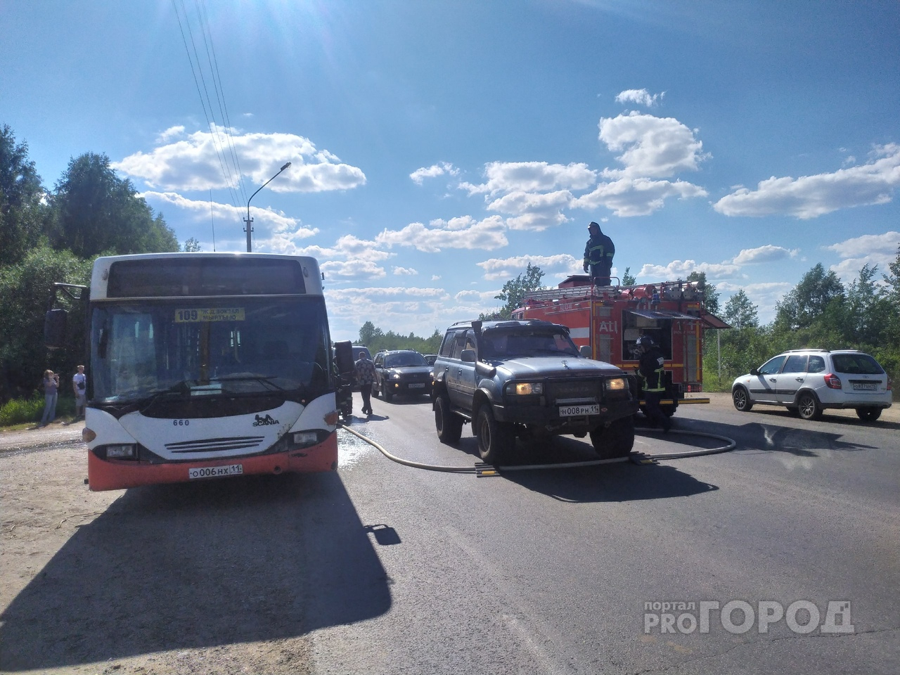 В Сыктывкаре посреди дороги начал дымиться автобус с пассажирами (фото)