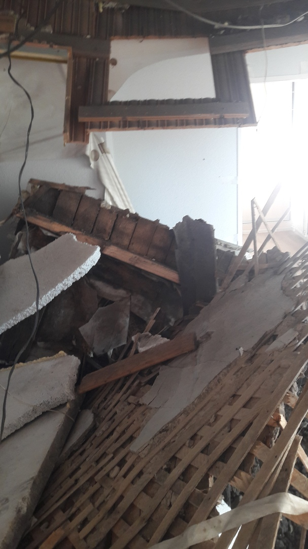 «Где жить - непонятно»: в Сыктывкаре в жилом доме рухнула крыша