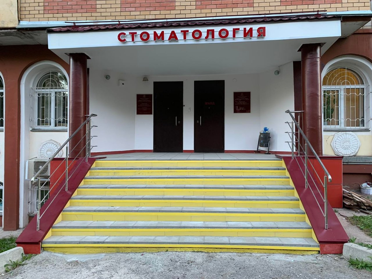 В клинике кировского медуниверситета опытные стоматологи лечат по доступным ценам