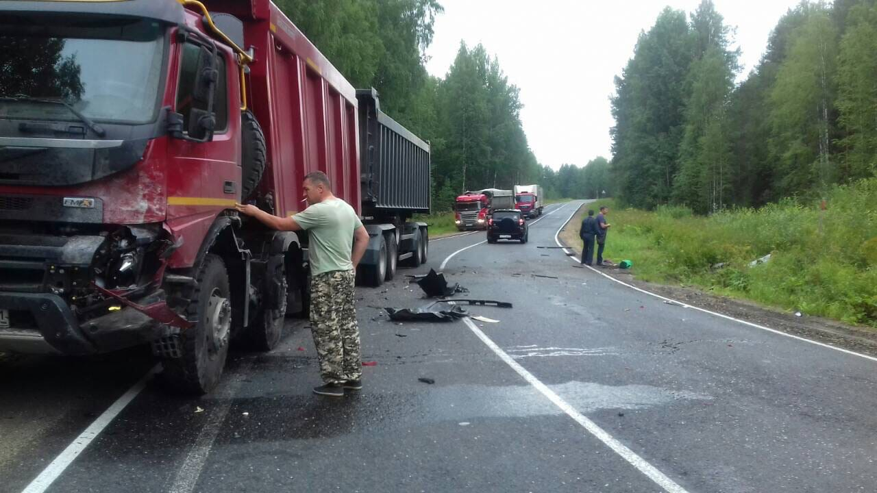 «Легковушка» влетела в грузовик на трассе Сыктывкар-Ухта (фото, видео)
