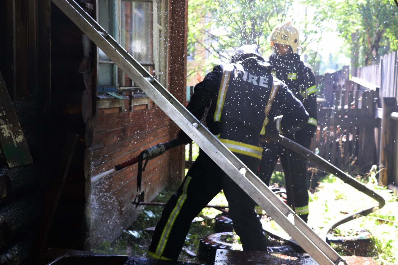 Пожарные Сыктывкара полтора часа тушили деревянный частный дом (фото)