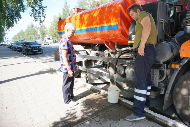 Шесть коммунальных машин развозят воду для жителей Сыктывкара