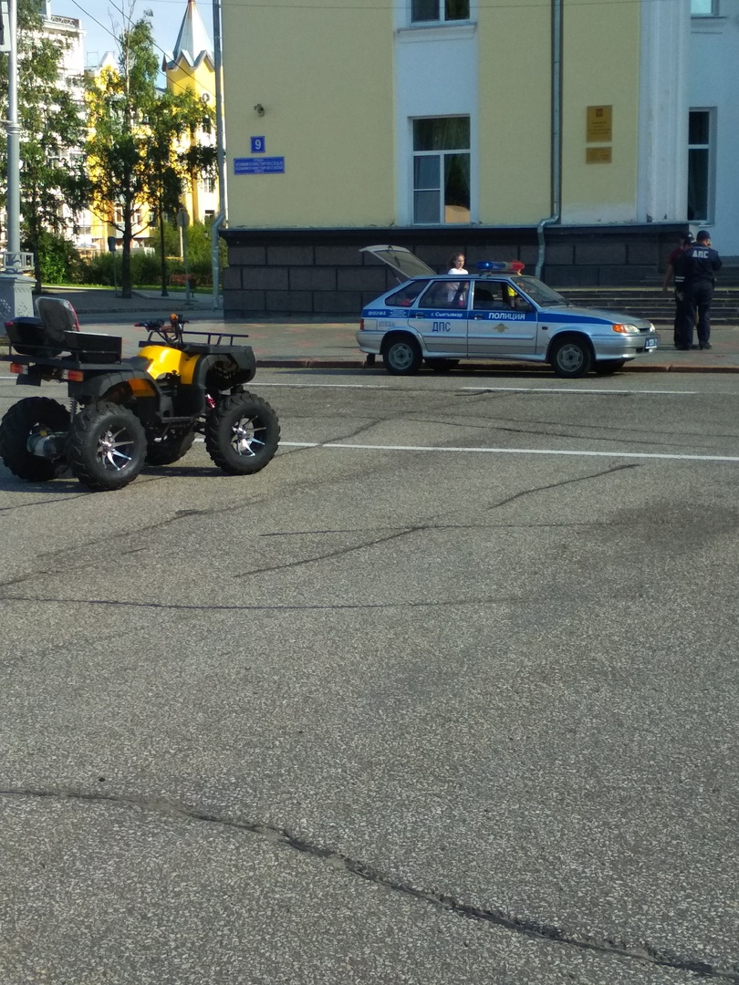 Подросток на квадроцикле сбил девушку на главной площади Сыктывкара