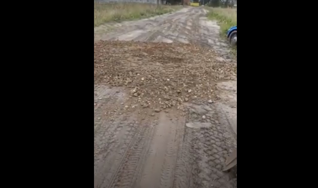 «Главе поселка плевать на все»: житель Коми своими силами ремонтирует дорогу