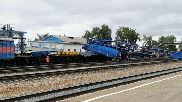 В Коми кран рухнул на железную дорогу и нарушил движение поезда