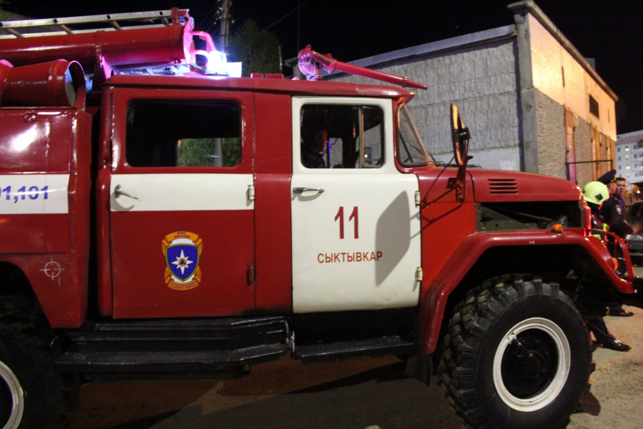 В Сыктывкаре пожарные вытащили из огня трех человек