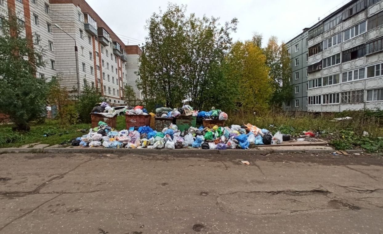 Регоператор объяснил причину мусорных завалов во дворах Сыктывкара