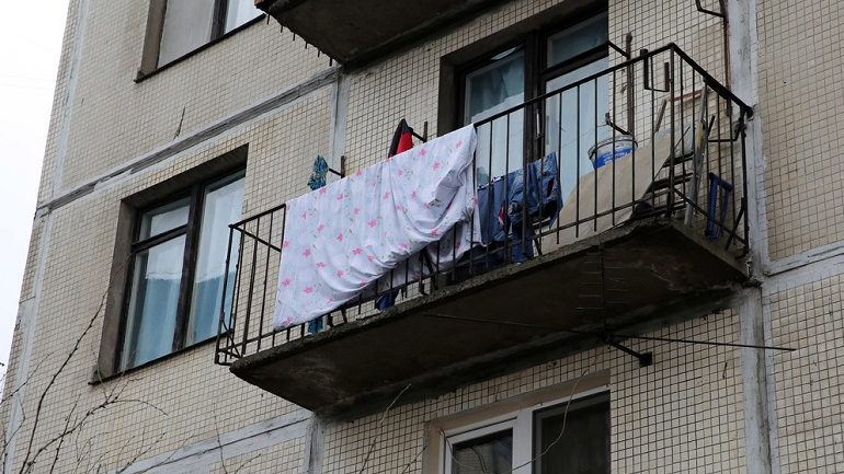 Житель Коми выкинул женщину с балкона