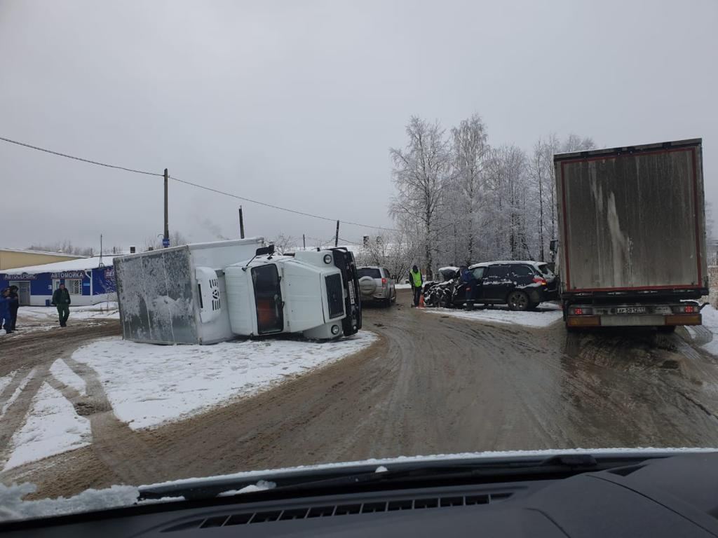 Внедорожник опрокинул грузовик в Сыктывкаре: подробности аварии
