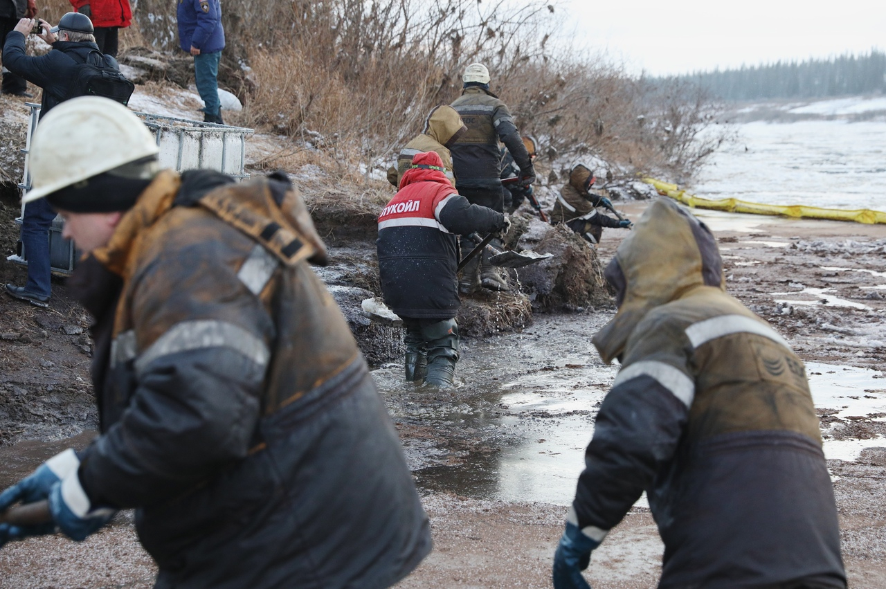 В Усинске снят режим чрезвычайной ситуации после разлива нефти в НАО