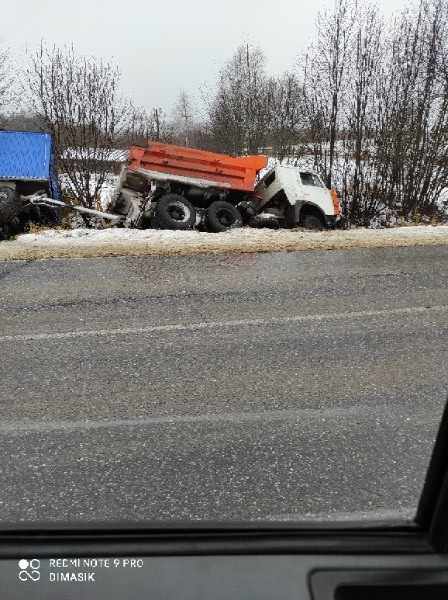 В Коми грузовик с прицепом-вагоном вылетел в кювет (фото)