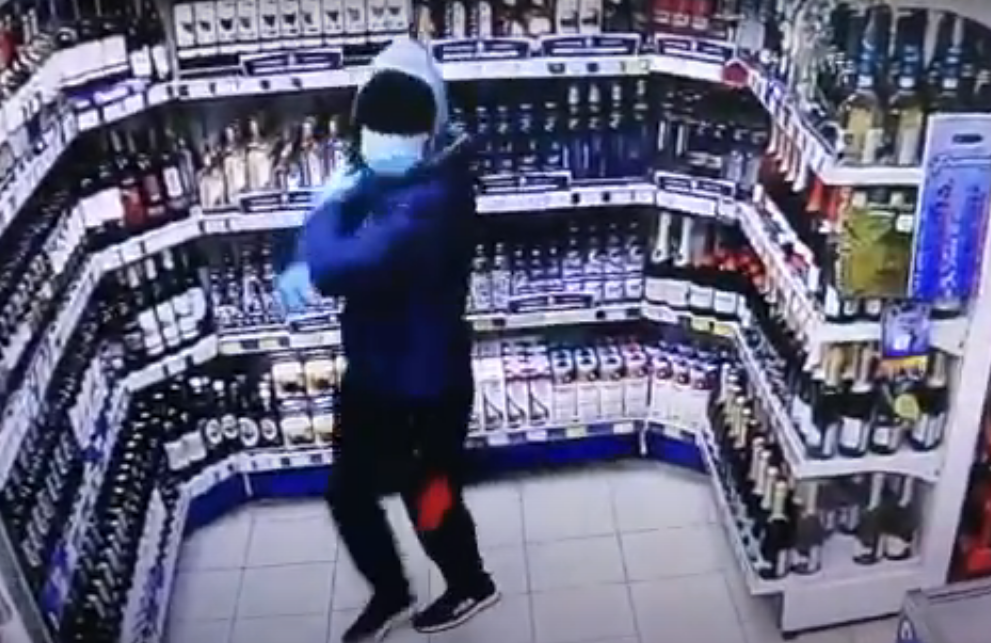 Сыктывкарец не смог вскрыть кассу и сбежал с двумя бутылками алкоголя (видео)