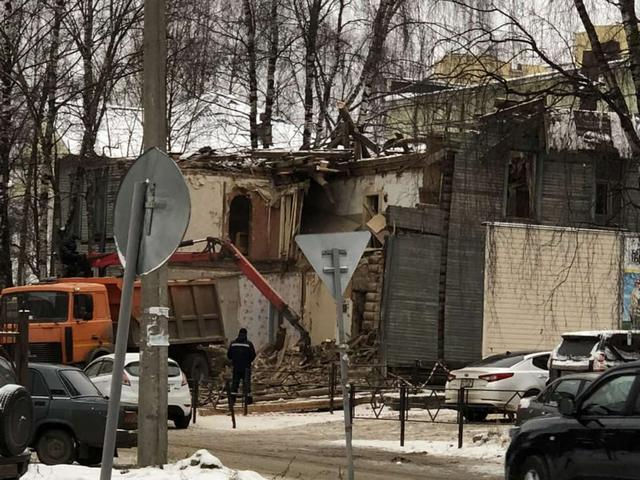 В Сыктывкаре снесли дом, который признали аварийным 10 лет назад