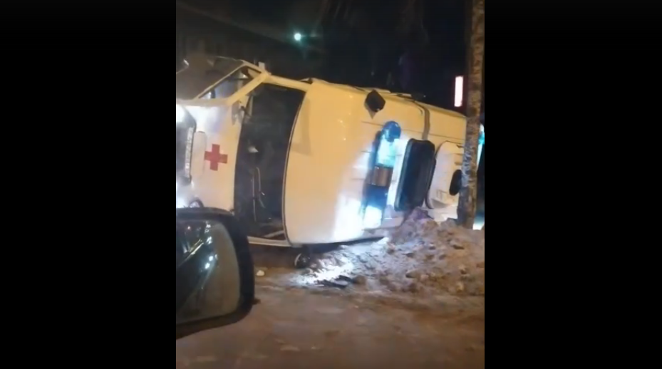 В центре Сыктывкара произошла жесткая авария со скорой (видео)