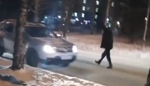 В Сыктывкаре неадекватный мужчина вышел на проезжую часть и тормозил автомобили (видео)
