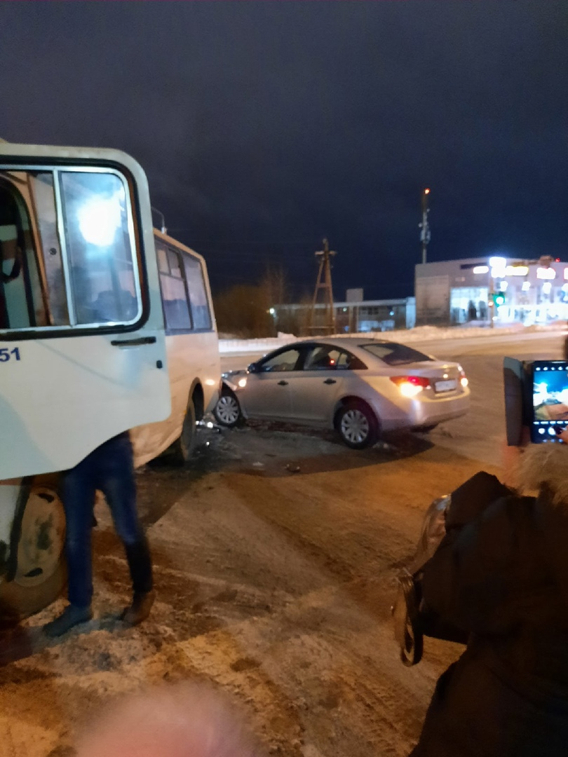 В Сыктывкаре столкнулись пассажирский автобус и легковушка