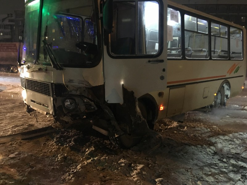 В Сыктывкаре пассажирский автобус протаранил такси