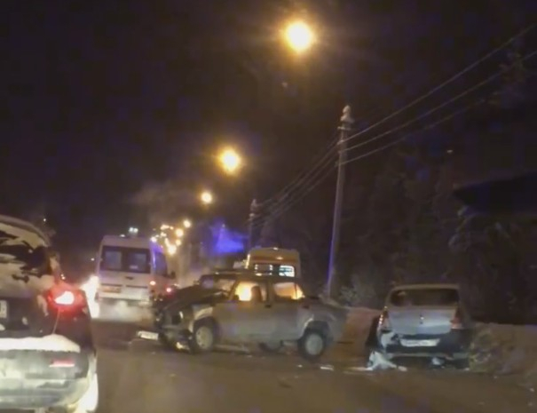 В Сыктывкаре произошло тройное ДТП: водители и пассажиры получили серьезные травмы