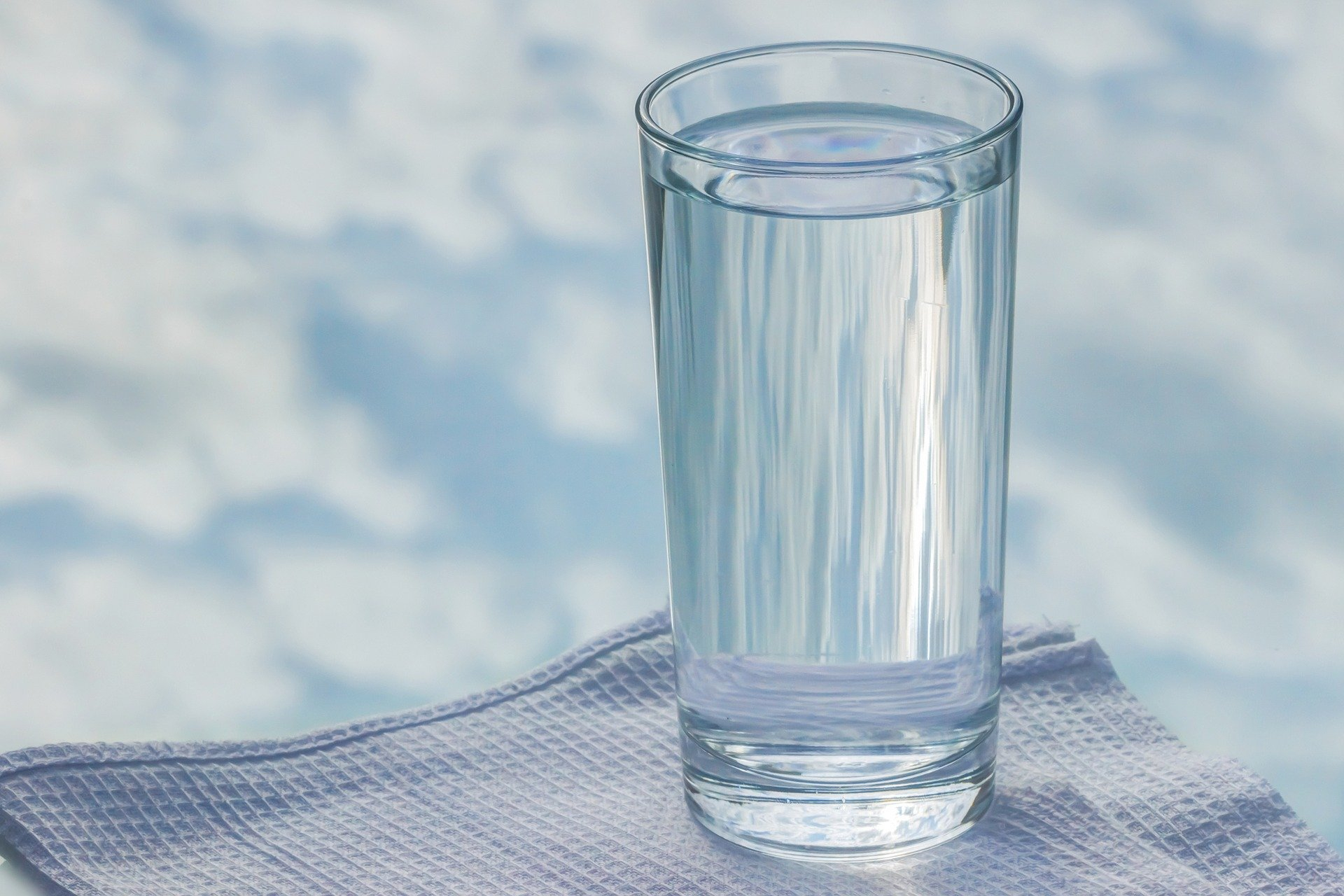 Диетолог развеял три популярных мифа об употреблении воды