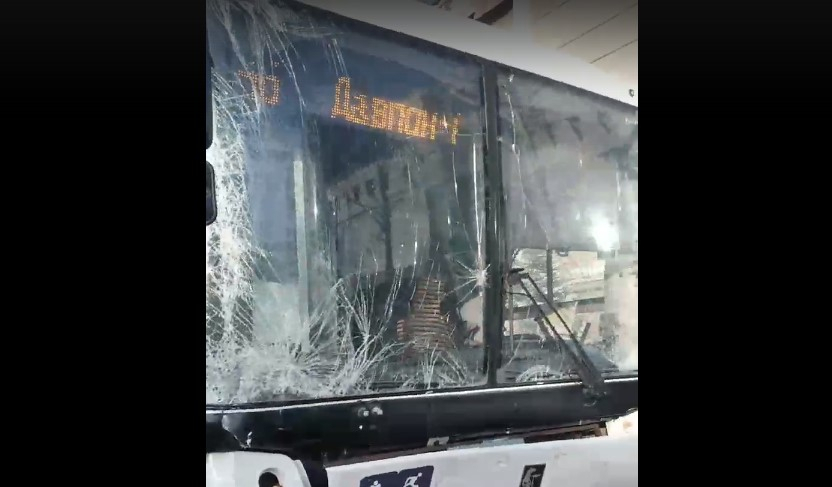 В Сыктывкаре пассажирский автобус врезался в грузовик (видео)