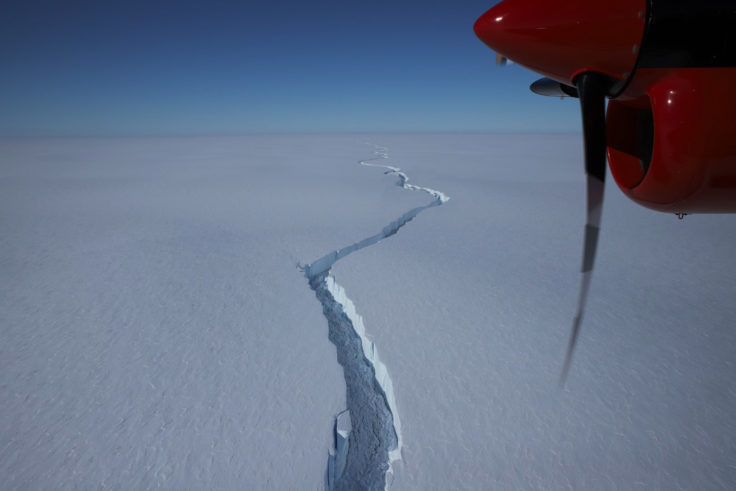 От Антарктиды откололся титанический айсберг размером с Санкт-Петербург (видео)