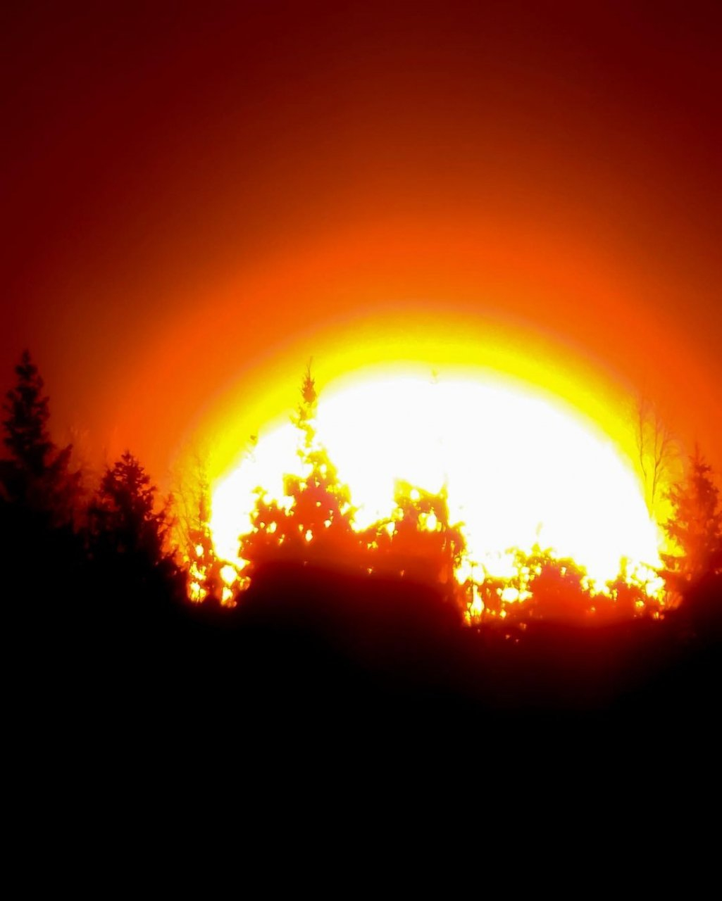 Фото дня в Сыктывкаре: и сгорает небо в пламени заката