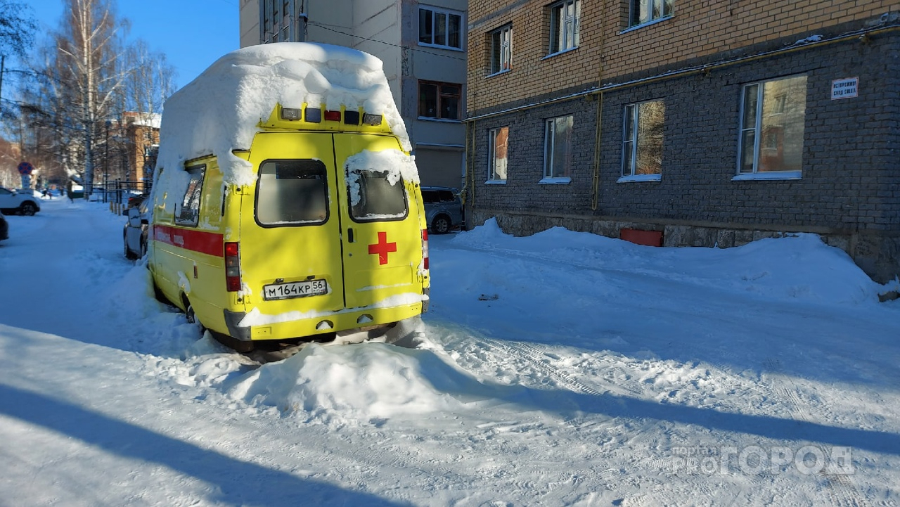 Выяснилось, кому принадлежит машина скорой помощи, которая гниет под снегом в Сыктывкаре