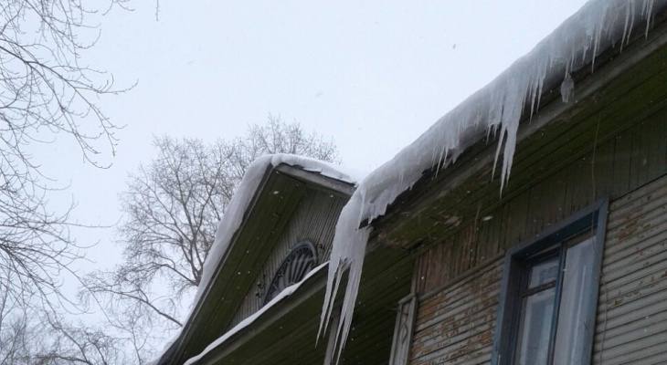 В Сыктывкаре две управляющие компании накажут за неочищенные от снега крыши