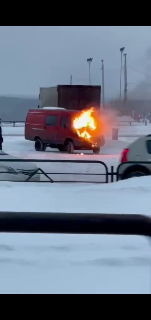 В Сыктывкаре возле торгового центра загорелась машина