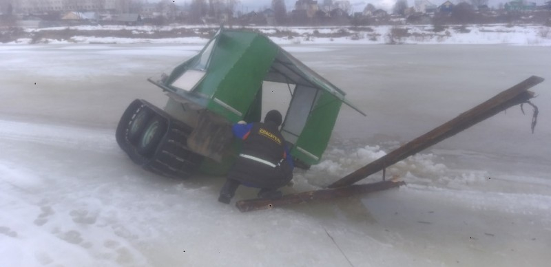 Ушел под лед: на реке в Коми провалился вездеход
