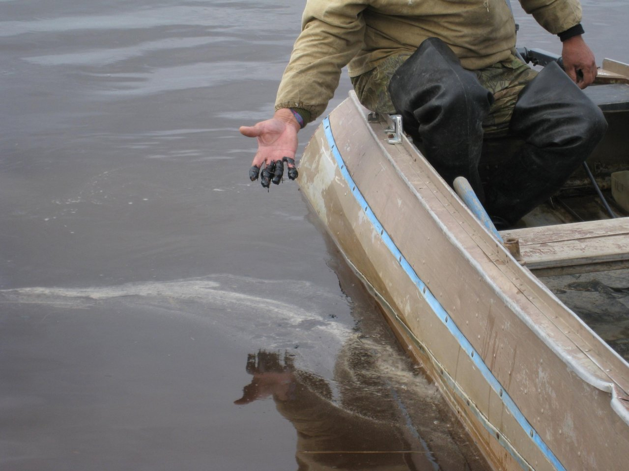 Прокуратура организовала проверку в связи с нефтеразливом на реке в Коми