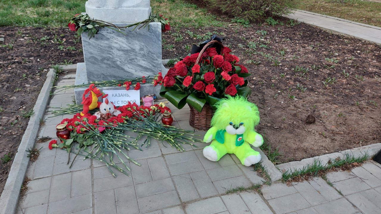 Сыктывкарцы организовали стихийный мемориал у школы №12: здесь пылает живой огонь