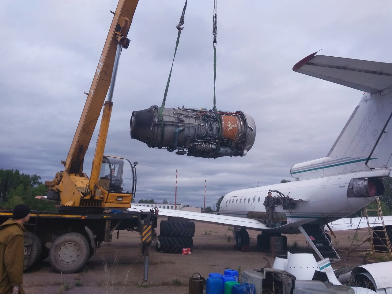 В Сыктывкаре разбирают самолет, на котором летали сенатор от Коми и Юлия Тимошенко