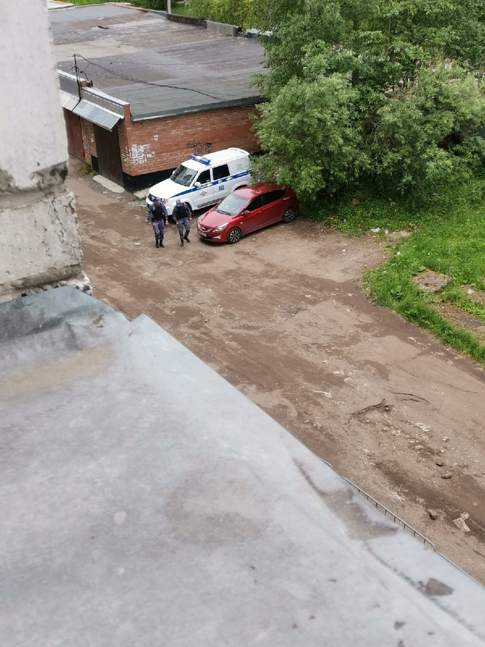 «Мы будто опасные преступники»: сыктывкарское общежитие оцепила полиция