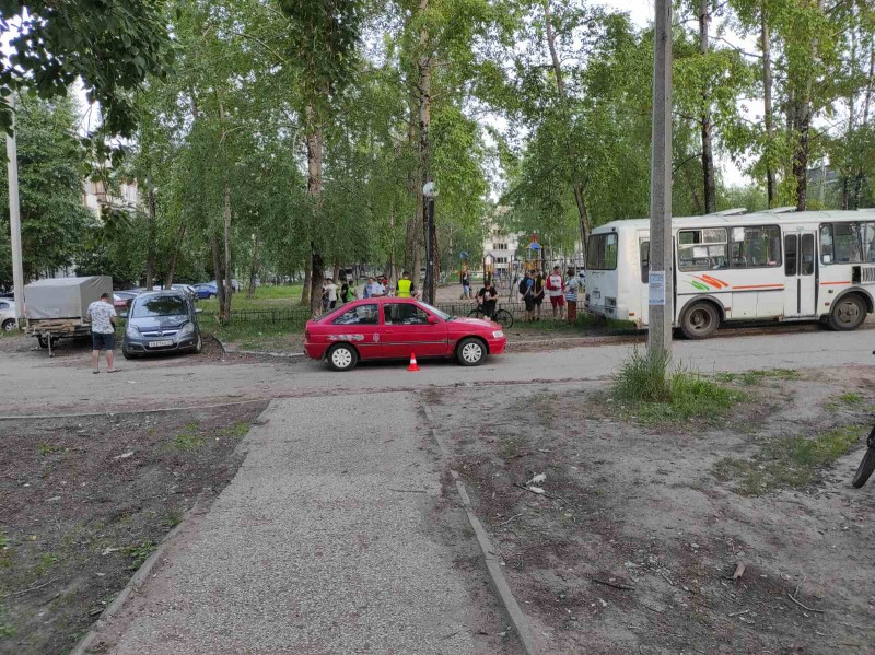 В Сыктывкаре ребенок выбежал на дорогу и угодил под машину