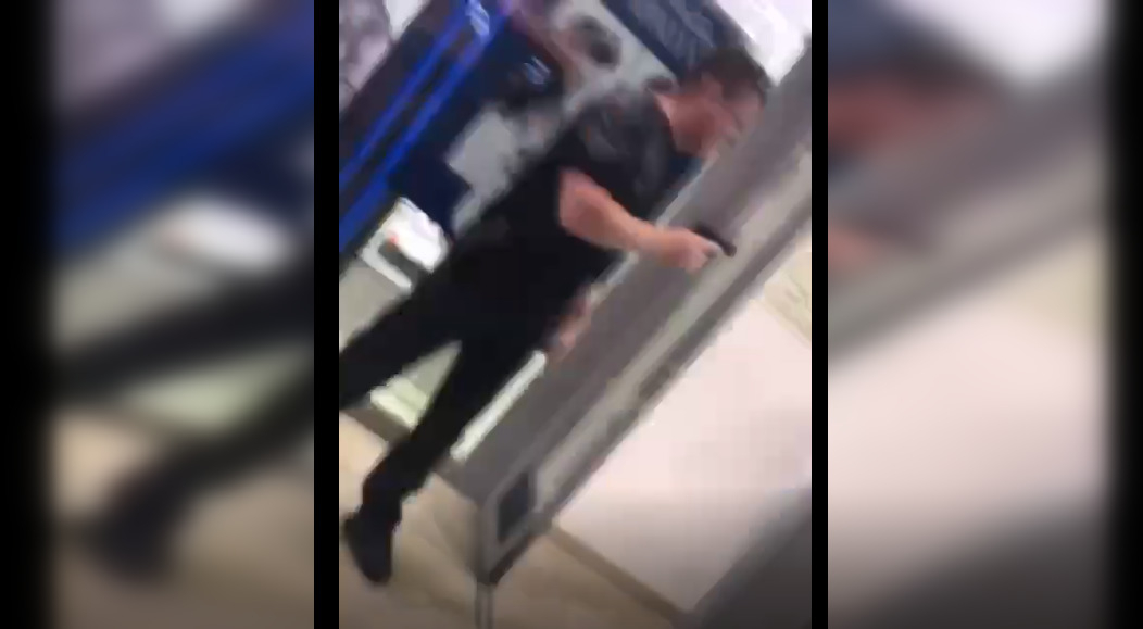 Появилось видео из торгового центра, где сыктывкарец угрожал людям оружием