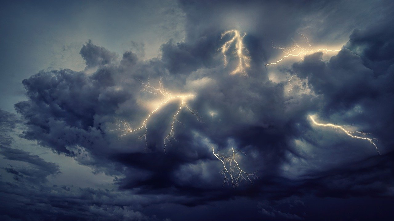 Гром и молния: в Коми объявлено штормовое предупреждение