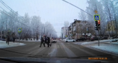 Появилось видео, как на улице Орджоникидзе в Сыктывкаре сбили мужчину