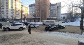 На оживленной дороге в центре Сыктывкара женщина водитель протаранила Kia