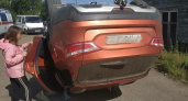 В Объяево водитель бросил пассажирку в перевернувшемся автомобиле