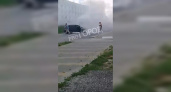 В Сыктывкаре по середине дороги загорелся автомобиль
