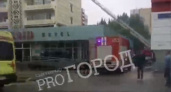 Возле гостиницы ”Сыктывкар” работают сотрудники полиции, реанимации и пожарные