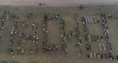 В Сыктывкаре около 700 человек выстроились в "Спасибо" для учителей