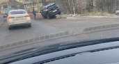 В Сыктывкаре авто "залетело" на бордюрное ограждение