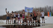 В ледяной Сысоле вместе с сыктывкарскими "моржами" плавал Дед Мороз 