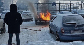 В Сыктывкаре загорелся автомобиль во дворе жилого дома