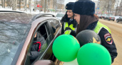 В Сыктывкаре девушки-офицеры поздравили автолюбителей с Днем защитника Отечества и подарили открытки