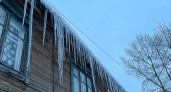 В Сыктывкаре рабочий, очищая крышу от снега, сорвался вниз и погиб 