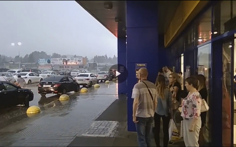 В Сыктывкаре в сильнейший ливень эвакуировали посетителей гипермаркета (видео)